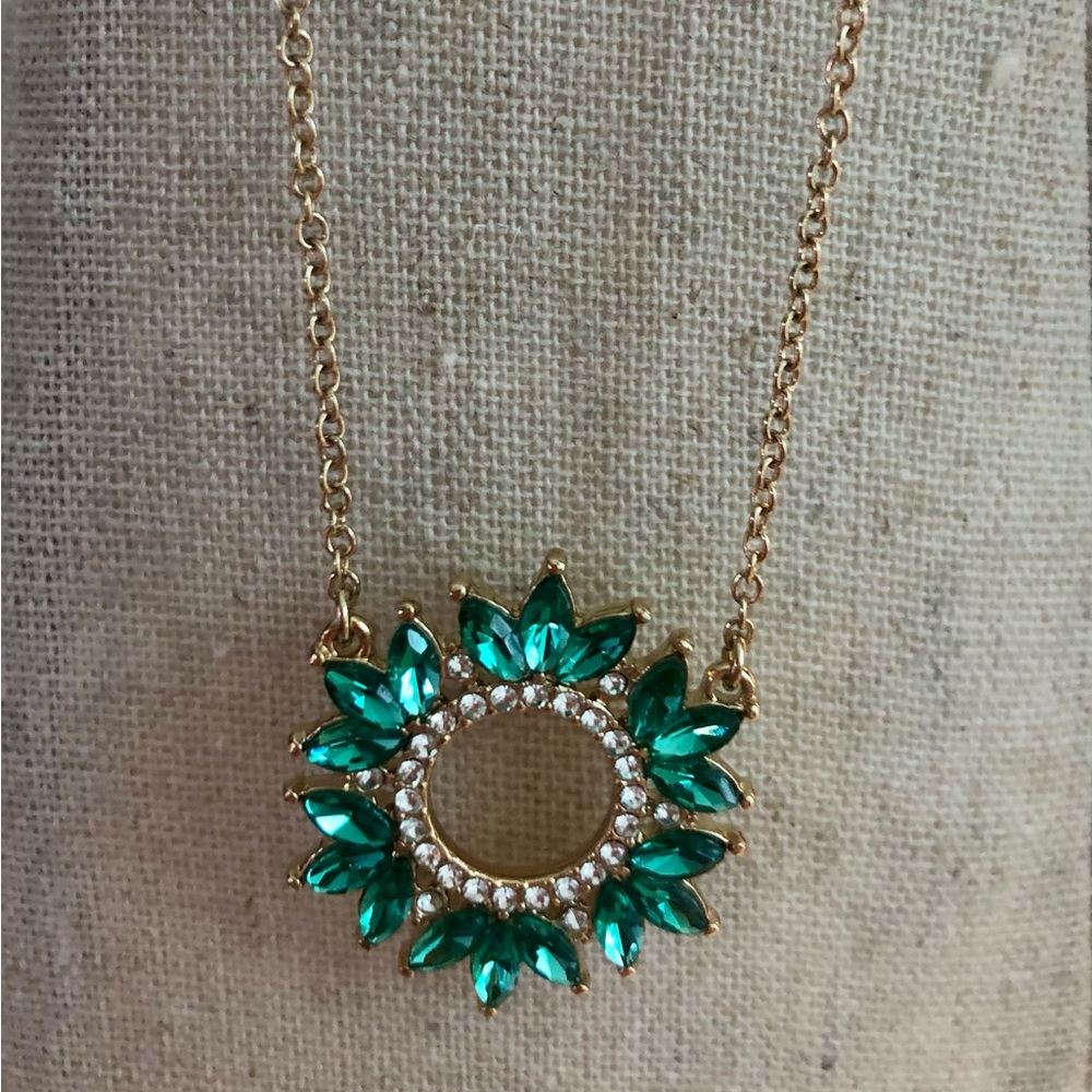 Anne Klein Gold Tone Starburst Necklace with Emerald colored Gems. Sparkly! NEW!